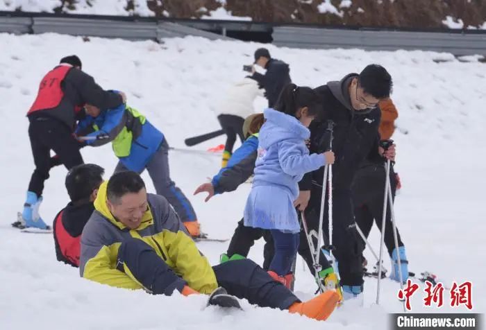 气温逐步降低冬季羽绒服迎来热销,寒冬来袭你准备好羽绒服了吗