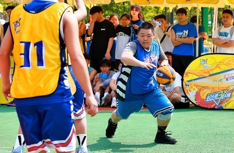 环卫人拾金不昧失主感谢送锦旗,拾金不昧失主送锦旗表示感谢