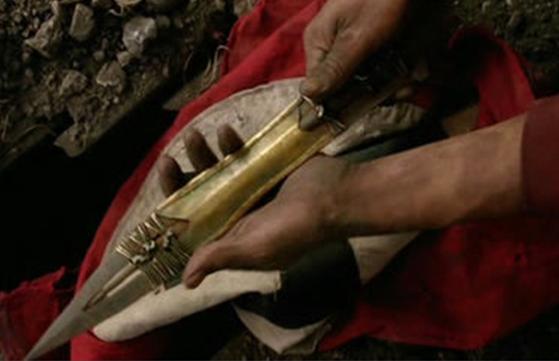 相传它是刺死耶稣的*器武**，拥有超自然的力量，还曾被希特勒偷走过