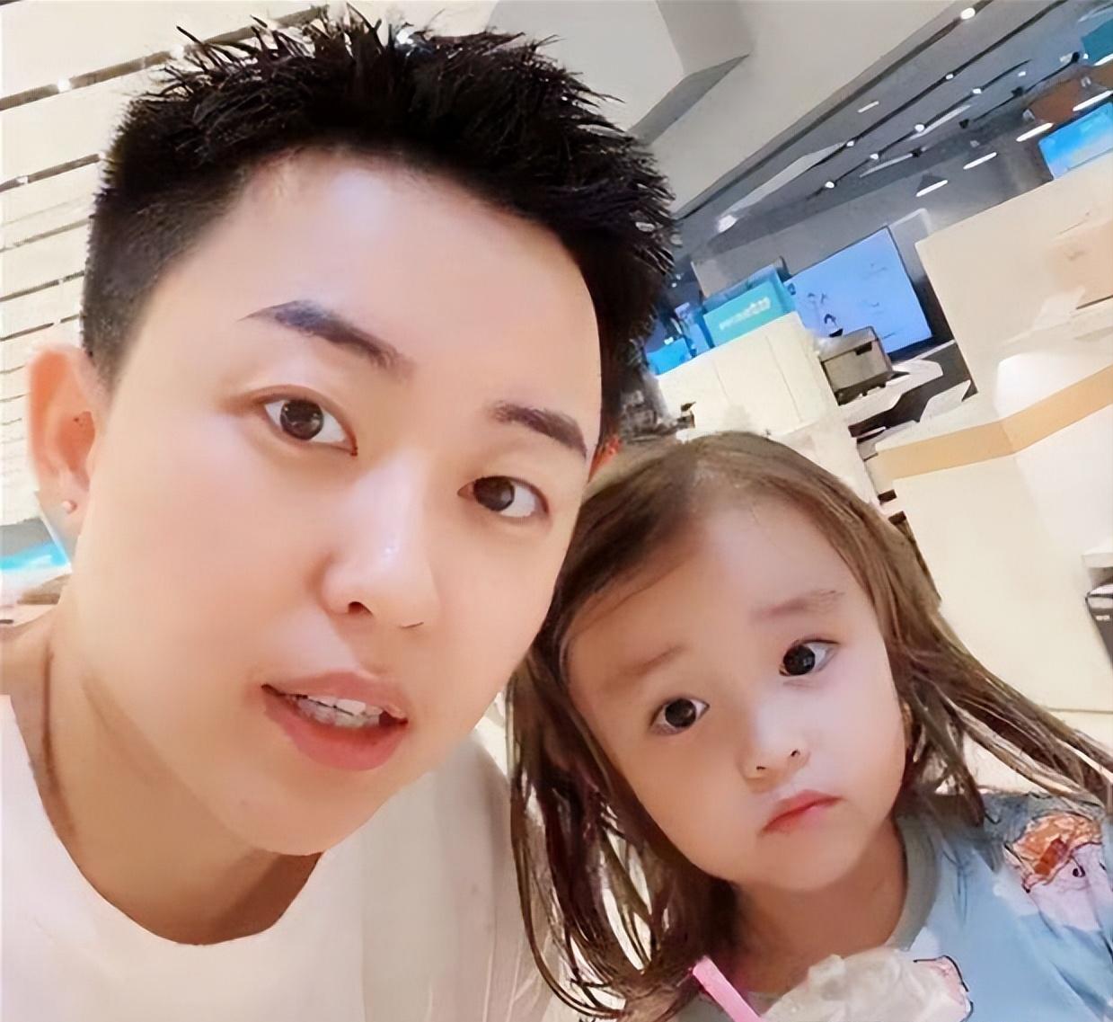 网红富婆租车拍视频装有钱人,养豹的富婆