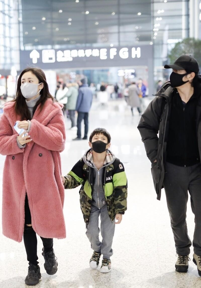 刘芸穿衣打扮风格,刘芸穿搭黑色长裙