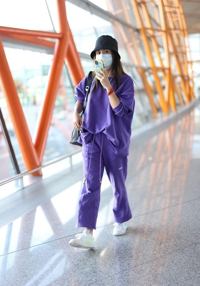 刘芸穿衣打扮风格,刘芸穿搭黑色长裙