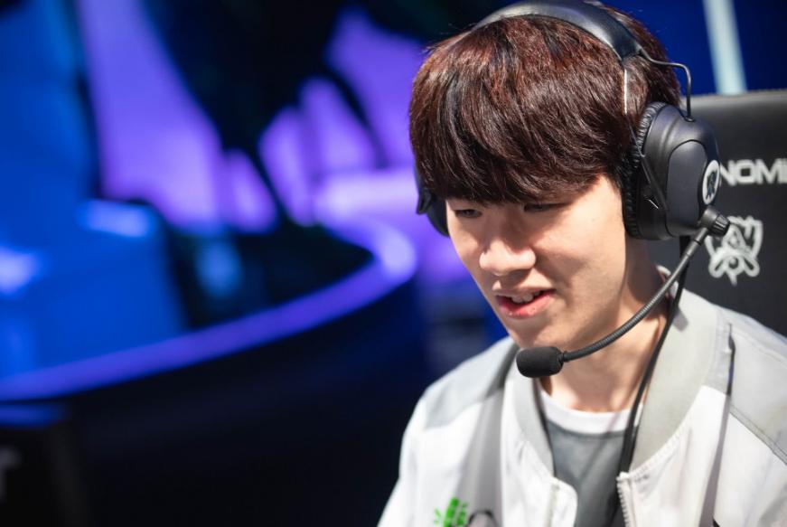 theshy滑板鞋对线小超梦鳄鱼,小超梦谈论theshy