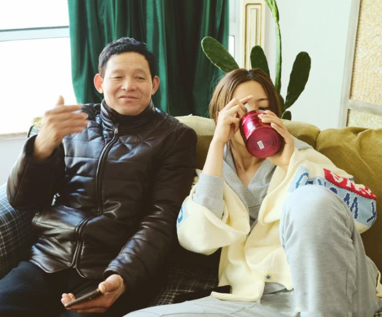 杨超越早期服务员,杨超越草根逆袭成长记