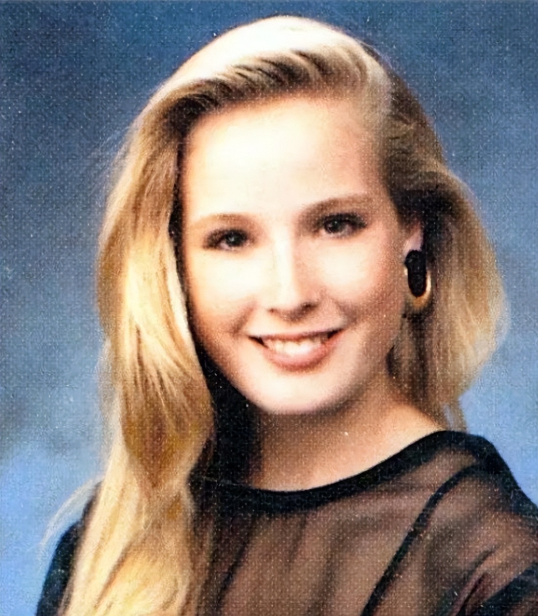 涓栫晫绗竴鑸炲绌跨传鑹茬殑瑁欏瓙,涓栫晫绗竴鑸炲鎯婅壋鍏ㄥ満鍥炴斁