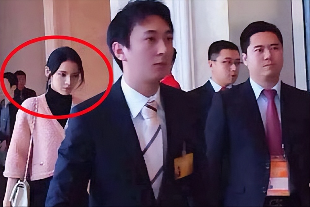 王思聪疑借好友900多万手表炫富，身边女伴颜值普通，身份惹热议