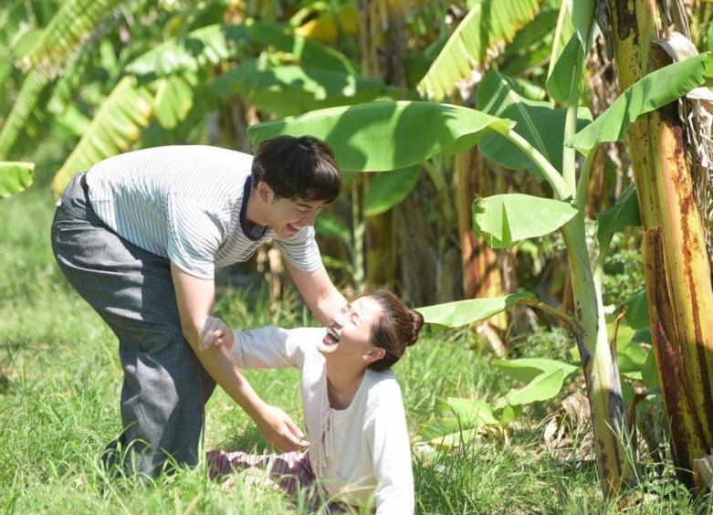 偶像剧照进现实！泰国顶流女星被男演员公开告白，5年友情变爱情