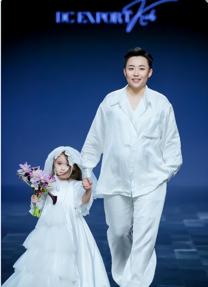 女总裁花50万生下孩子,26岁女总裁生了五国混血