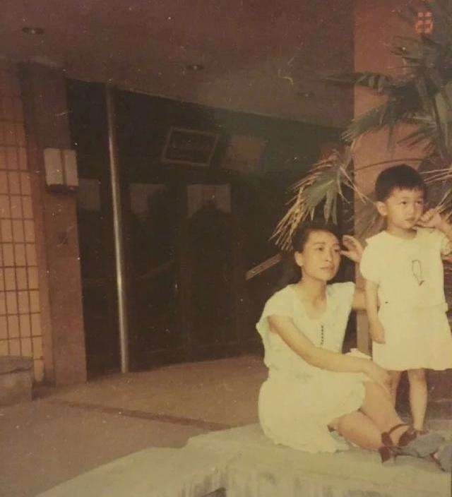 周冬雨退出演艺圈了吗,周冬雨当初没签约张艺谋吗