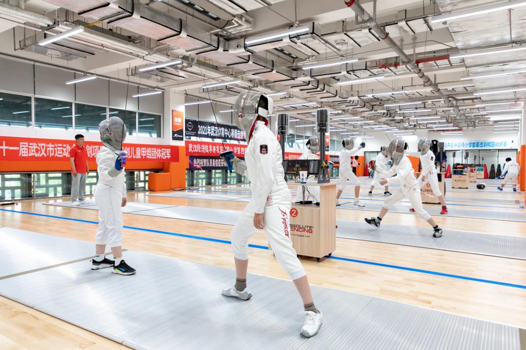 武汉体育中心体育馆人数,众多游客前来打卡