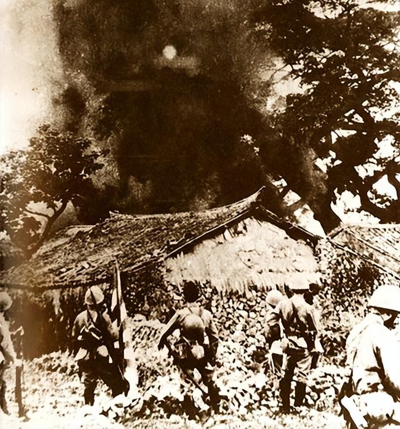 刚满月的婴儿，被日*用军***刀刺**挑起，然后狂笑着扔进了燃烧的屋内