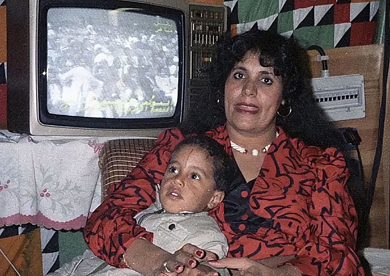 舞女曝光与卡扎菲三儿子情史：睡在一张床只接吻，其它什么也不做