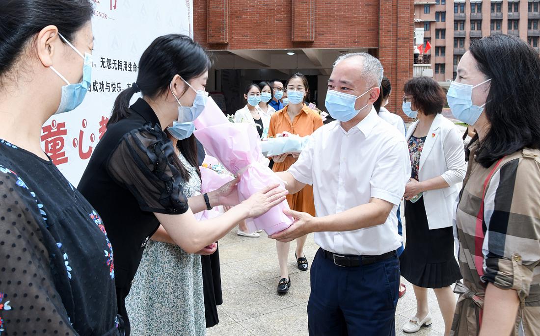 区委书记王代刚走访慰问一线教师,县委书记潘峰带队慰问一线教师