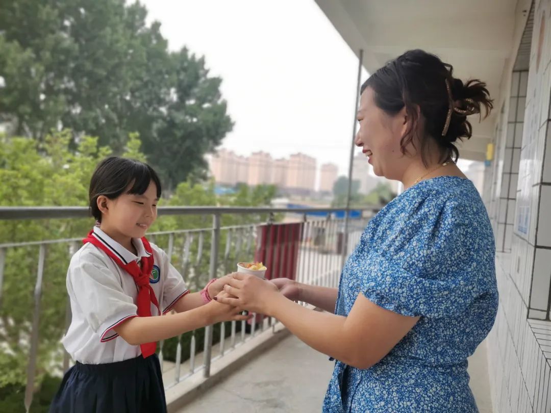 “土”露汗水“豆”耘童年——东风小学劳动教育实践活动之土豆丰收季