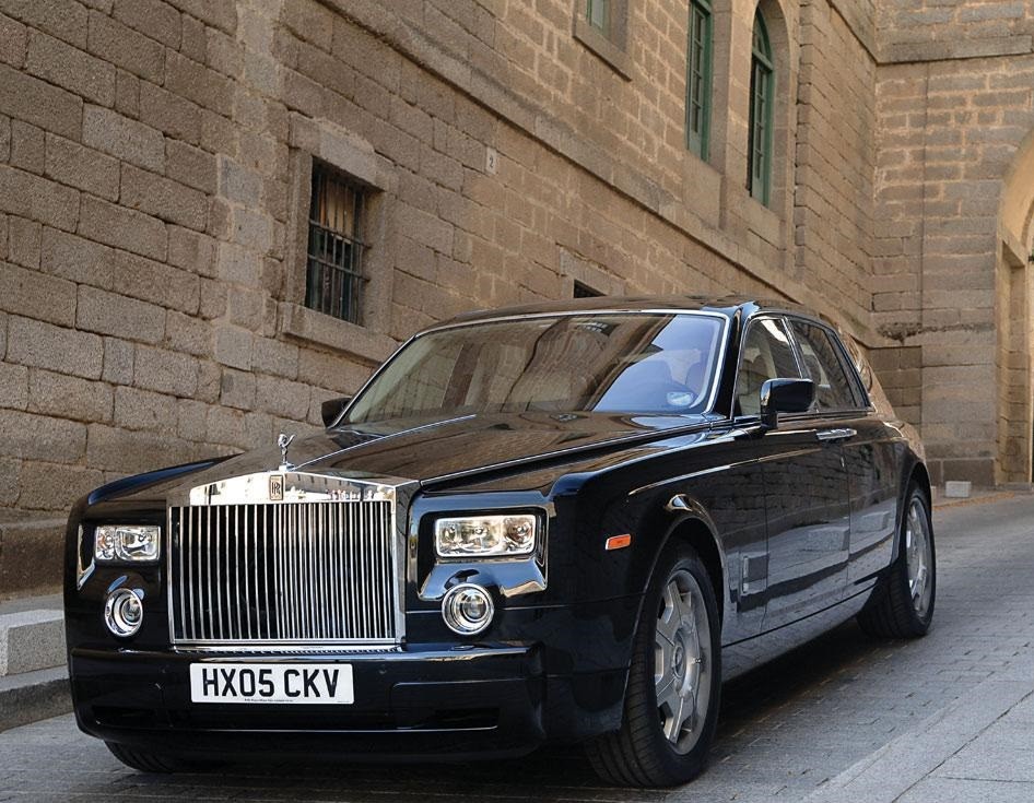 租500万劳斯莱斯去接亲,一大妈讨要红包掰断劳斯莱斯车标