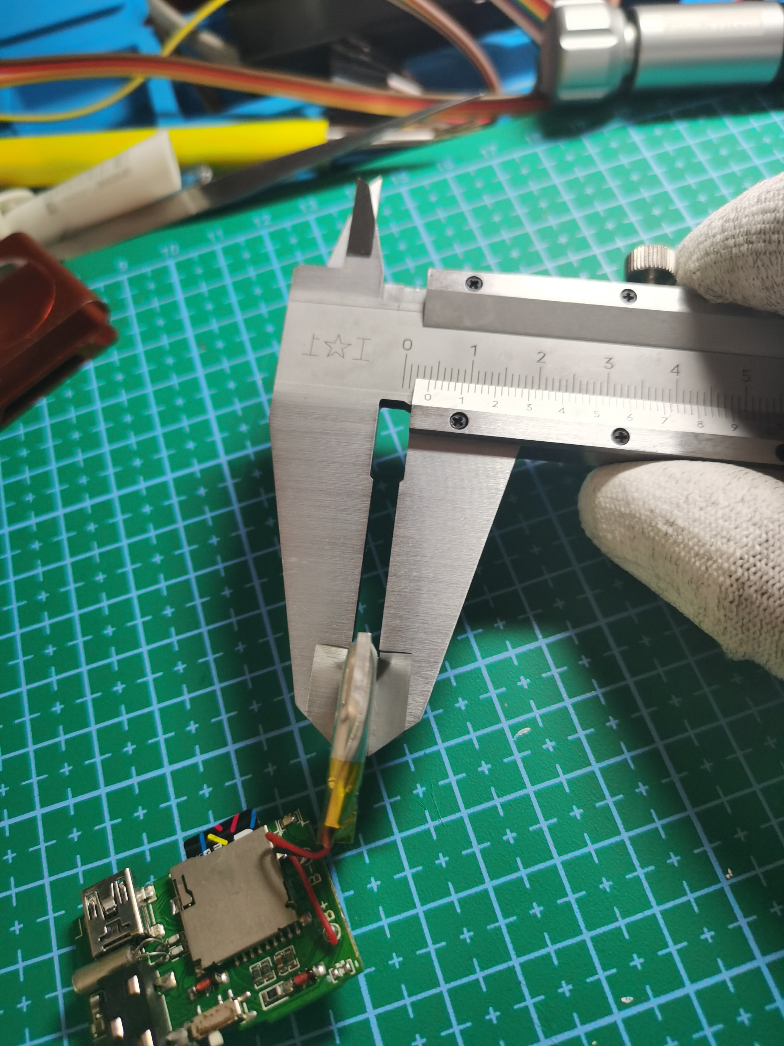 mp3充不进去电，无法*放播**，检测出电池问题，更换新电池