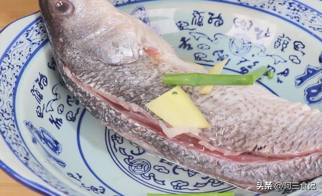 蒸鲈鱼的正确做法不腥不柴,怎么蒸鲈鱼的正确方法