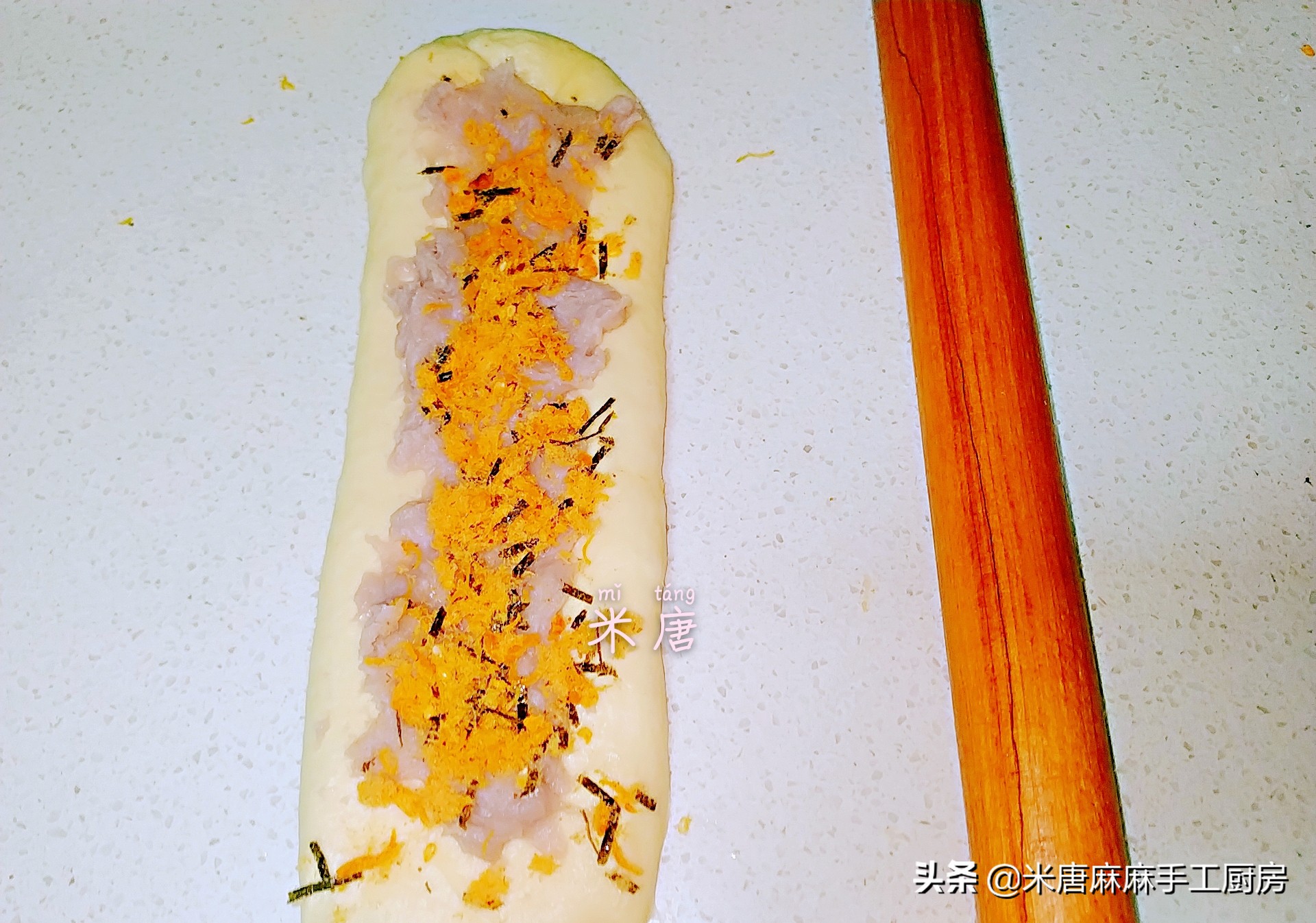 米唐麻麻玩转面团：#吐司日记#芋泥肉松吐司