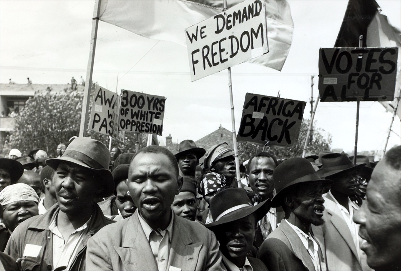 1994年荷兰裔移民对英国统治者强烈不满,成立南非共和国