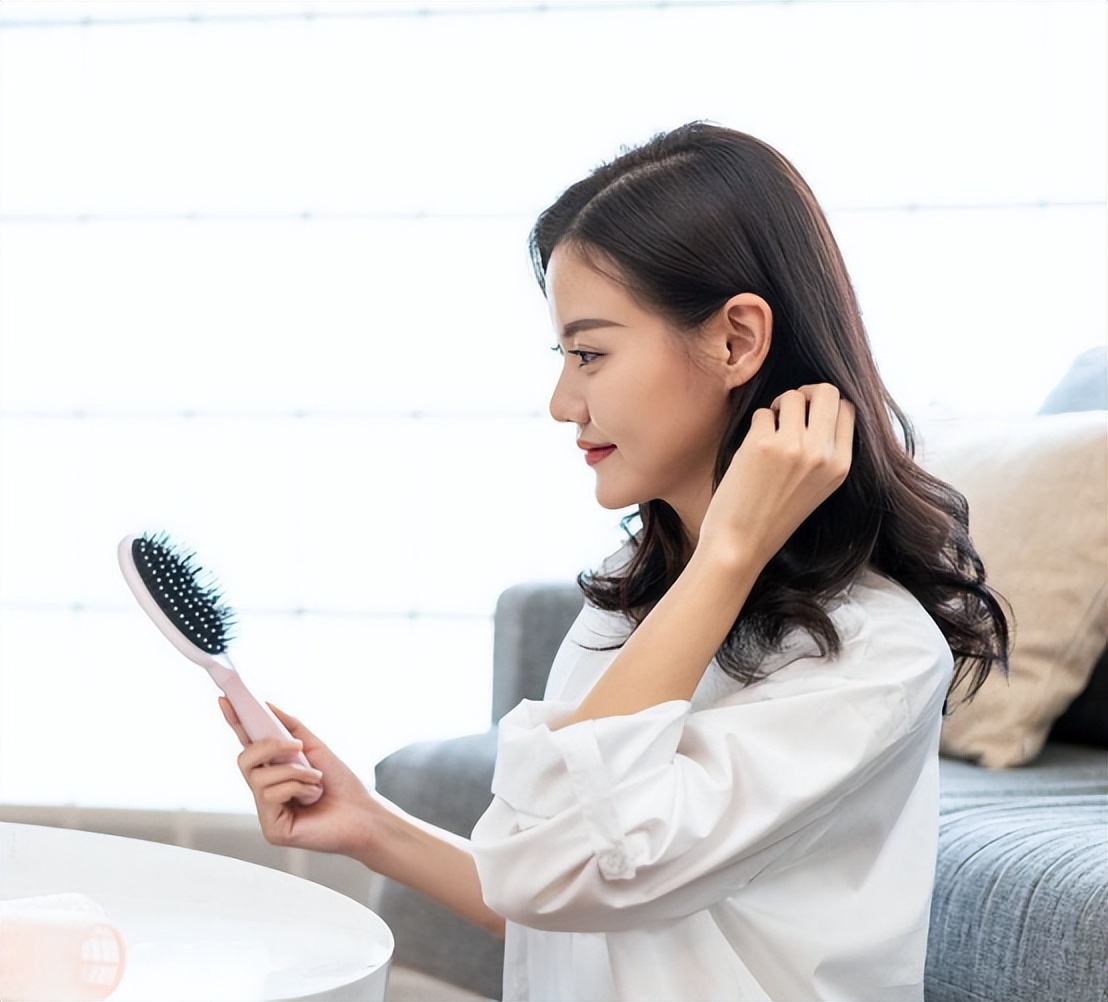 男生洗完头发自然干还是吹干,洗完头要吹干还是自然干