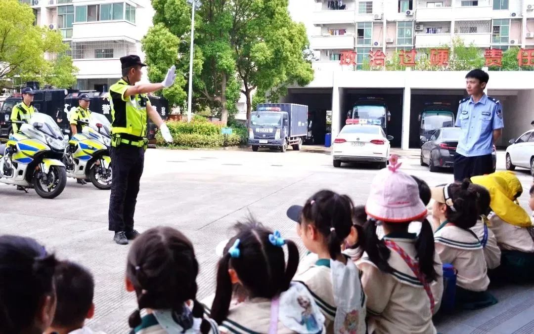 小萌娃应邀进警营警彩体验零距离,警彩少年平安校园