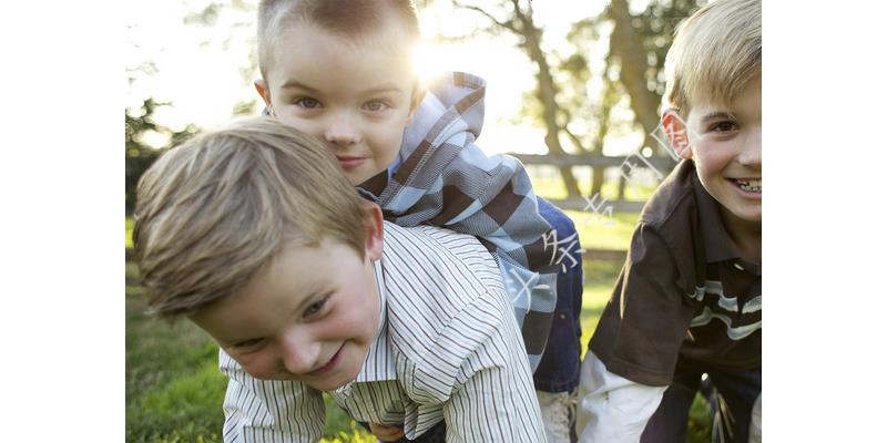 儿子月入十几万每月给父亲五十元,儿子打工了每个月给我1000块钱