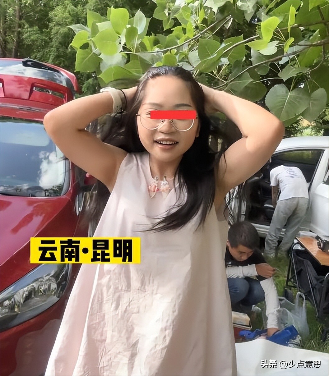 90后姑娘大学毕业选择摆摊,云南大学生毕业摆摊很丢人吗