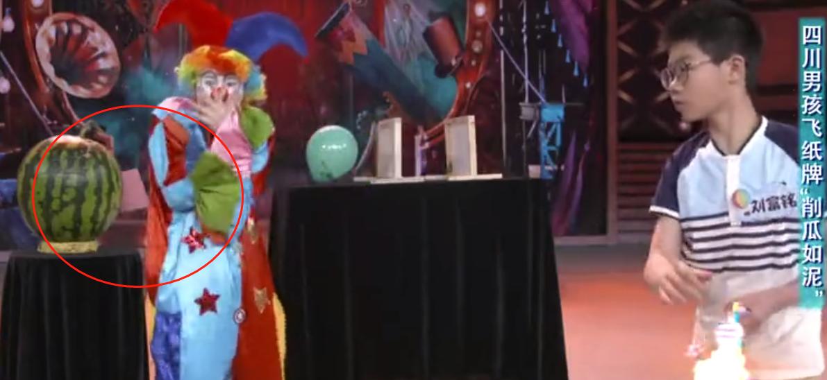 扑克牌真的能插进木板里吗,小孩扑克牌打穿木板