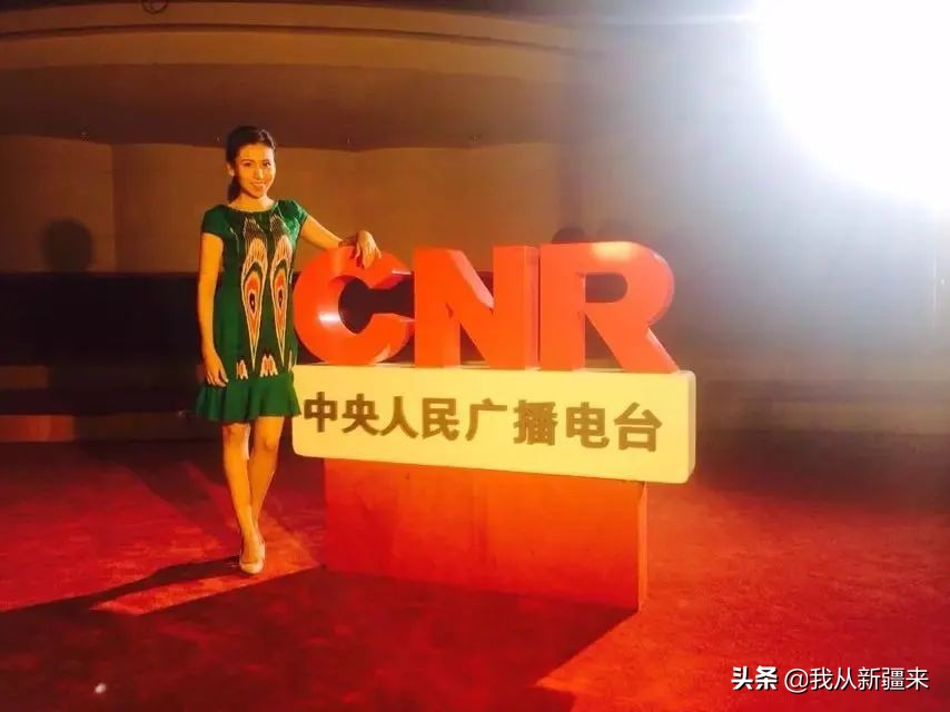 艾丽菲拉丨西域女孩与“西城男孩”的《平凡之路》