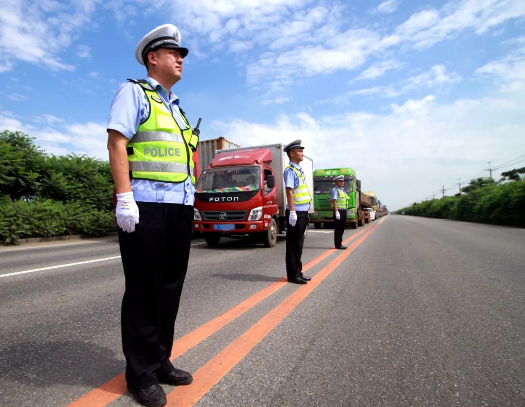 高温下他们仍在坚守训练,高温炙烤他们全副武装轮班坚守