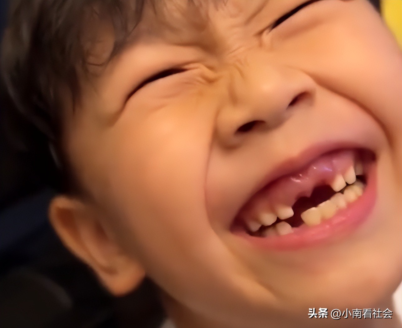 小男孩吃苹果掉牙原视频,小朋友吃糖嘴里爬出虫子视频