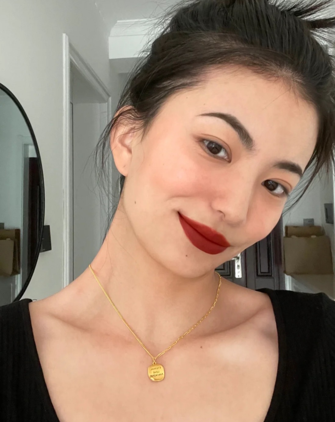 黄皮配什么颜色口红显白,黄皮女生涂上最显白的颜色