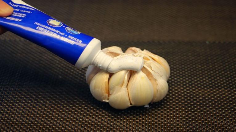大蒜上涂牙膏,牙膏挤在大蒜上用处