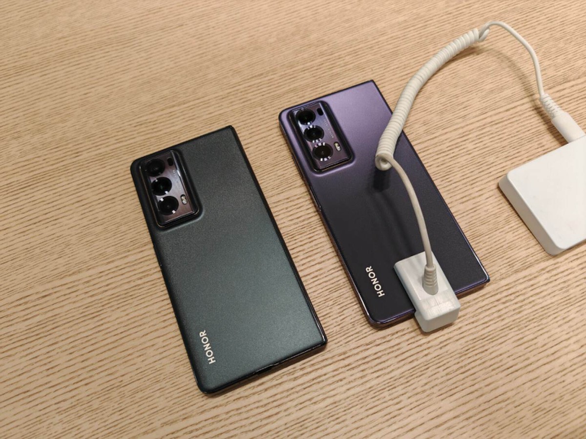 荣耀MagicV2折叠屏测评，5大亮点和2个缺点，8999值得冲吗？