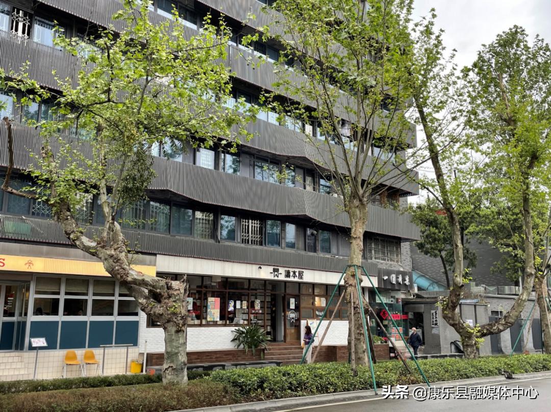 独家“版本目录”,让这家网红小店装满好书