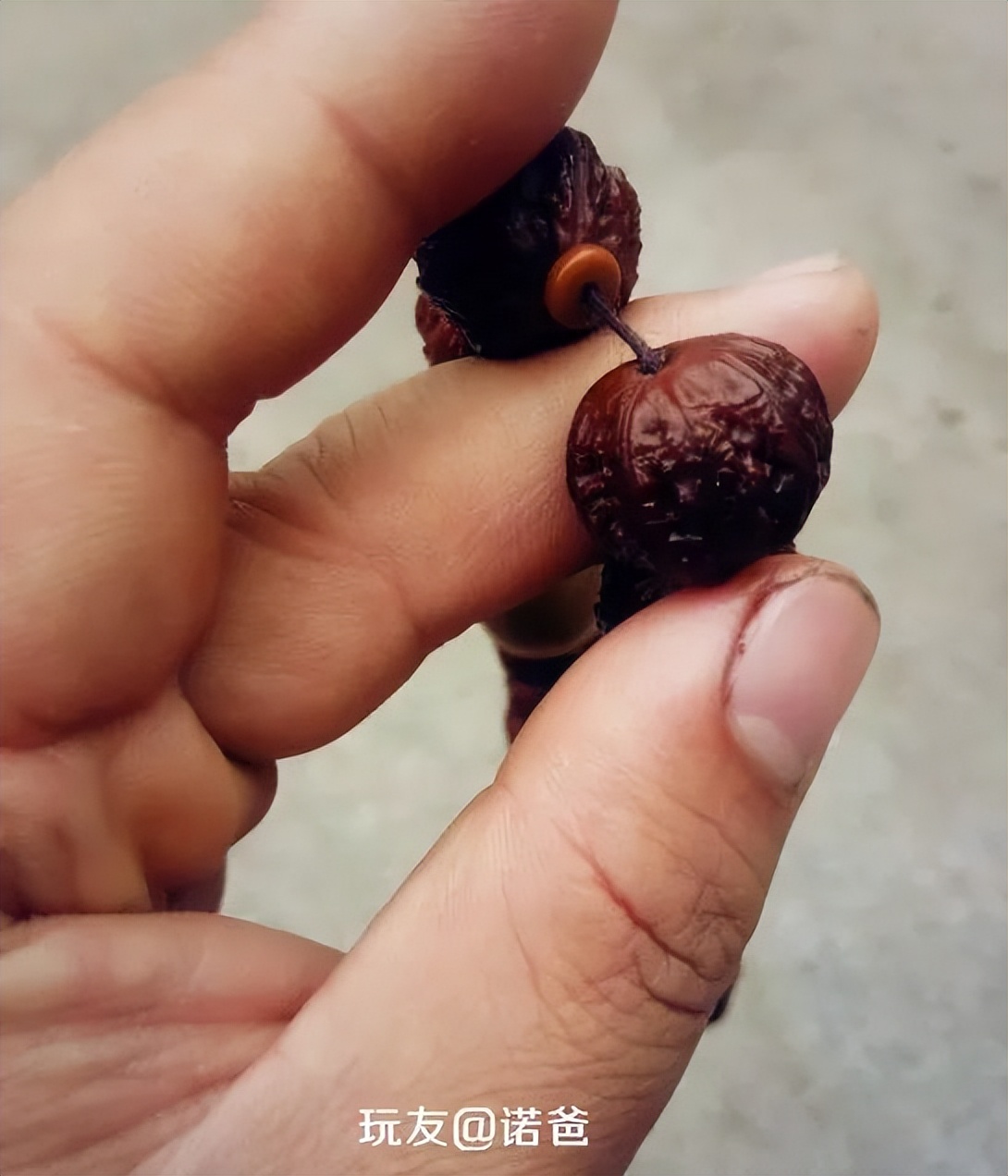 小核桃手串盘了一年,小核桃手串盘起来很油