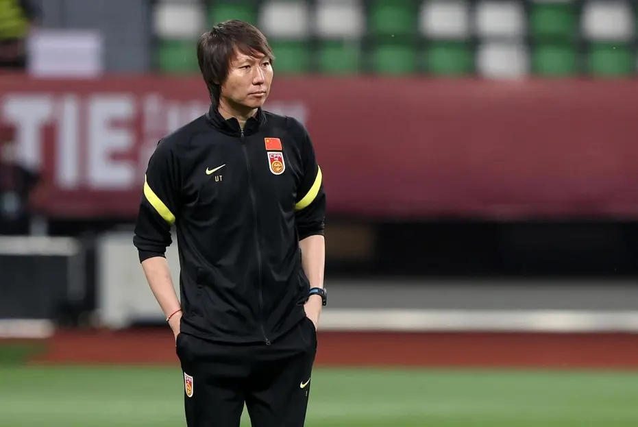 外国球迷看中国球员,外国球迷看中国人踢球