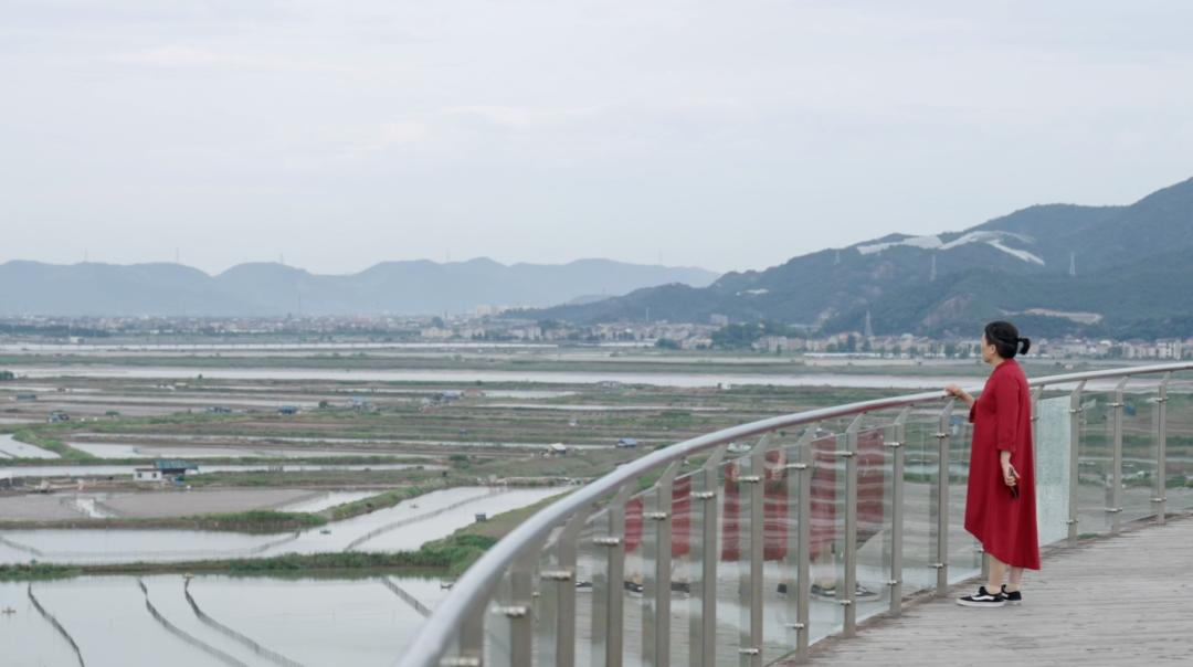 57岁北漂女工，在女厕3㎡管道间里画画：这里安放我的灵魂