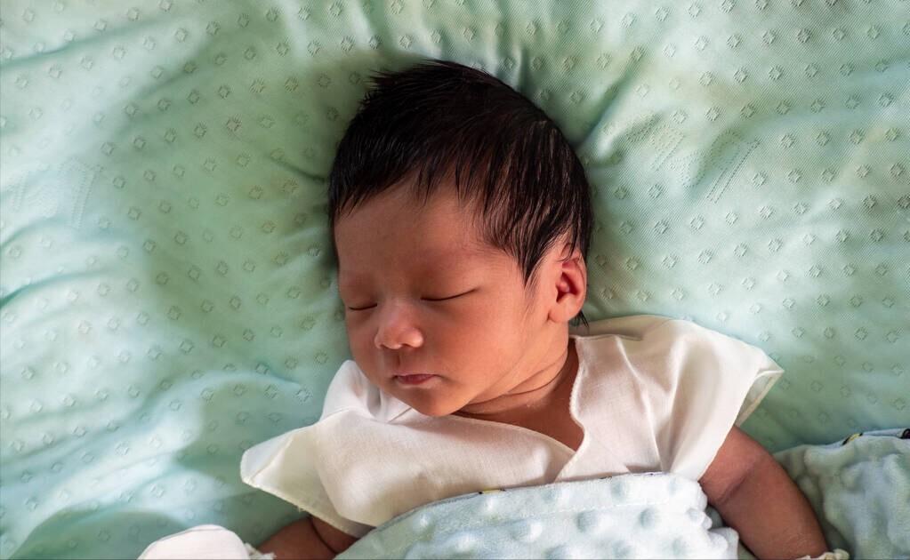 宝宝睡觉不踏实老要喝奶频繁夜醒,宝宝睡觉不踏实易醒依赖母乳