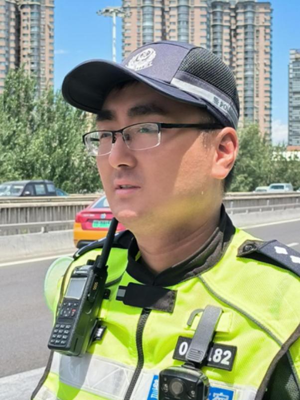 交警铁骑夜间巡逻突遇出警,警察故事报警那一段