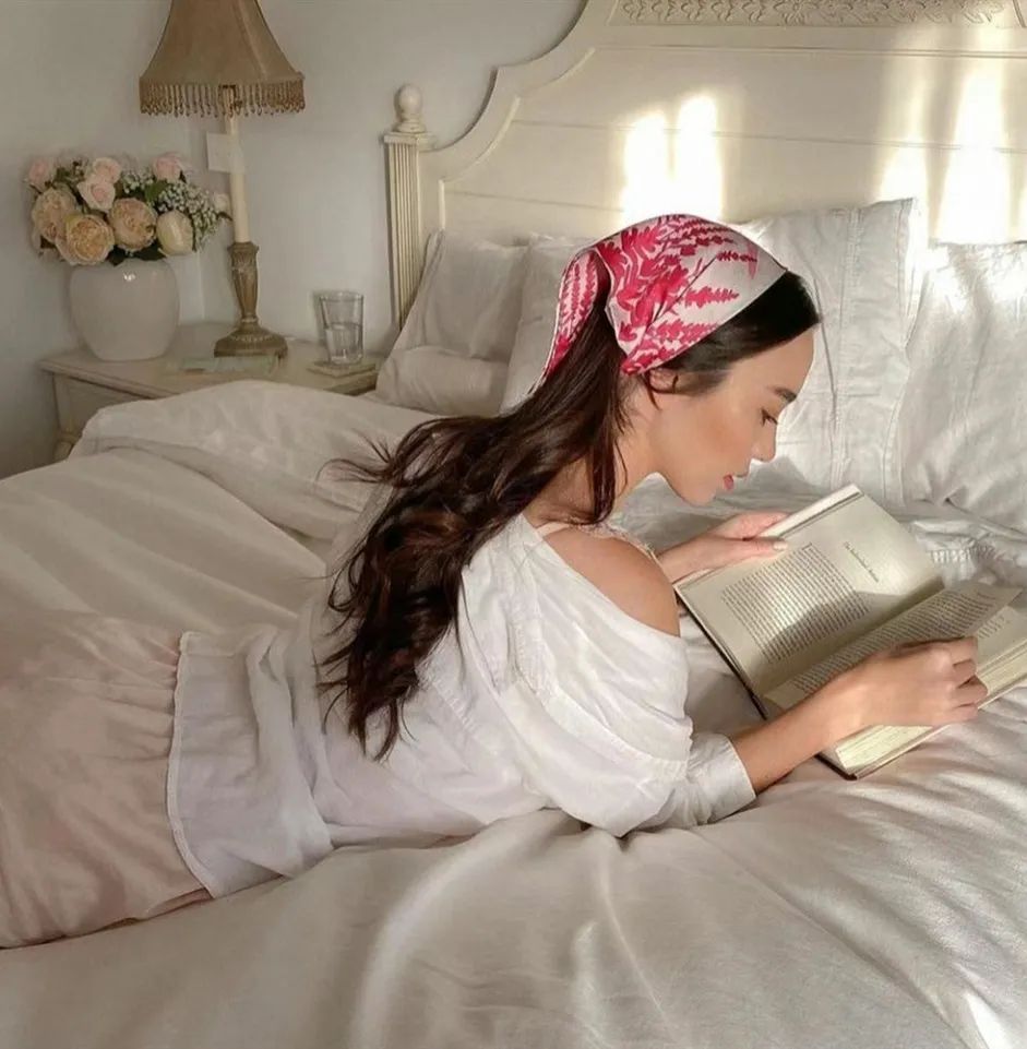 一看就会的超简单丝巾时髦搭配,一条丝巾让你优雅又气质