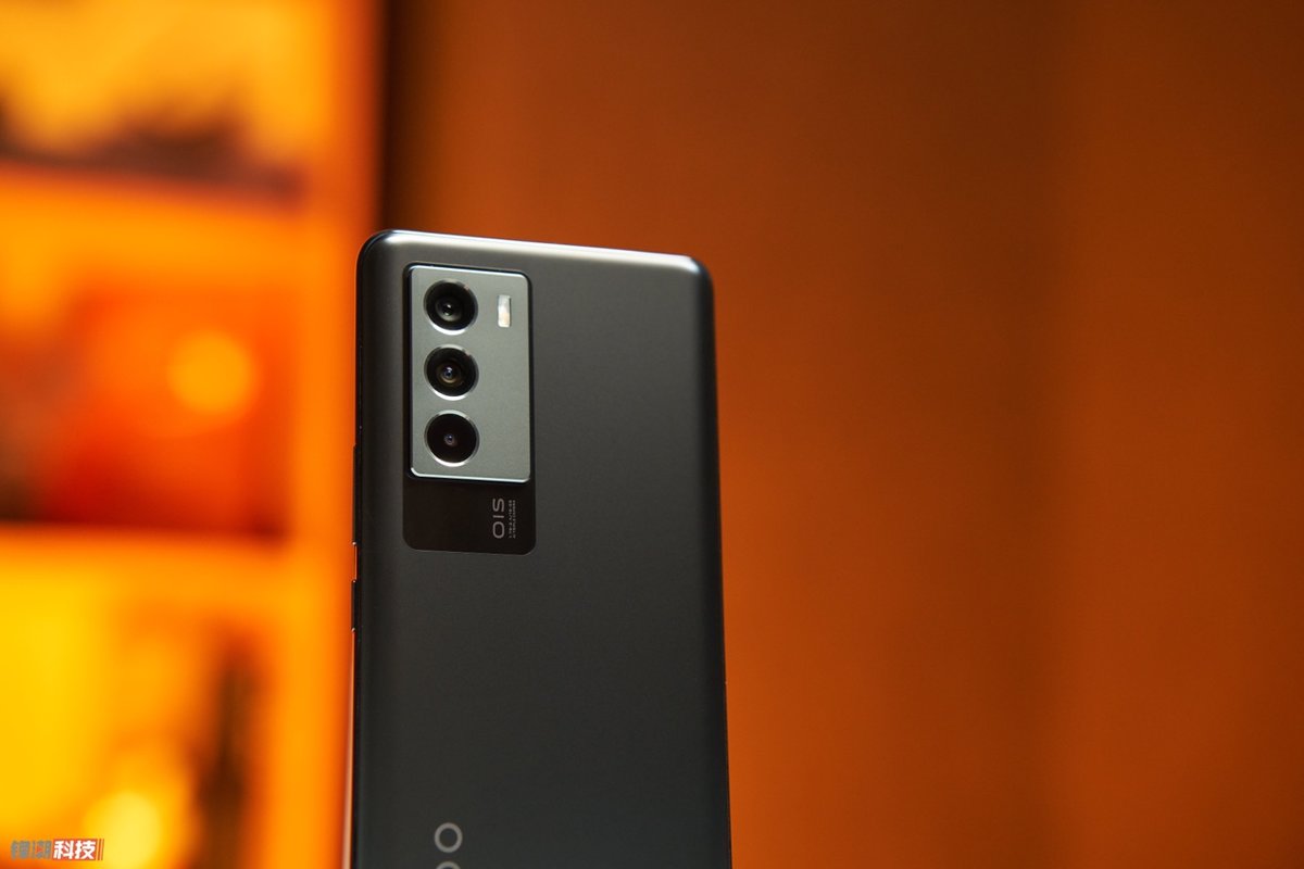 iqooneo5和iqooz5哪个好,iqooneo5s深度评测