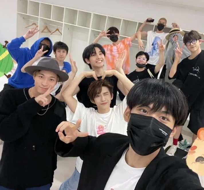 荒唐！演唱会门票炒到2W多，临开场也不降价，现场大片空位！