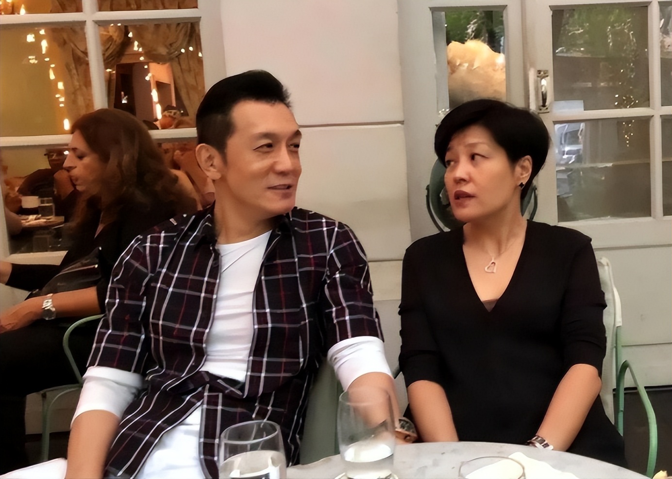 李咏妻子哈文家庭背景显赫,李咏去世后他的妻子哈文怎么样了