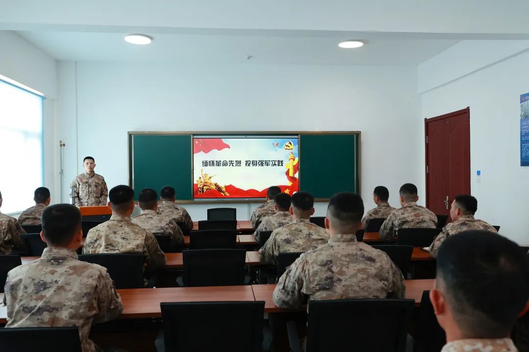 解放军清明缅怀红军先烈活动,清明祭奠革命先烈解放军鸣枪