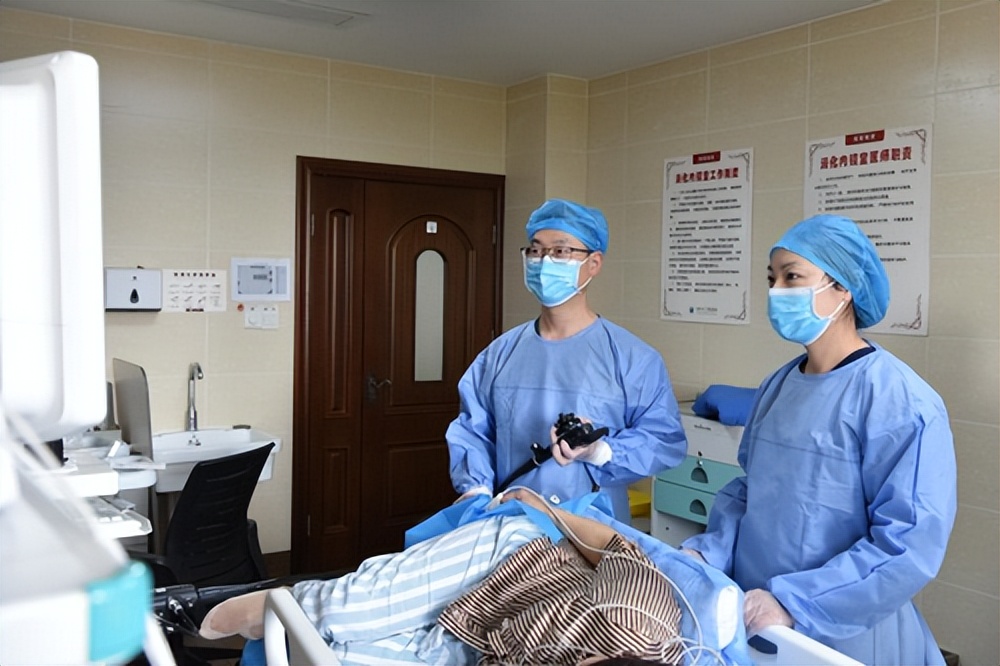 大便带血错当痔疮！肠镜下“摘”掉草莓大小息肉