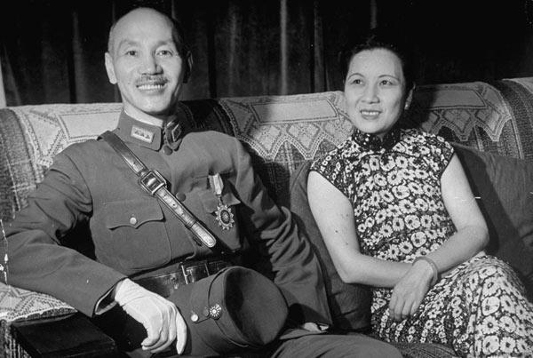 1955年十大元帅授衔，蒋介石指着陈毅对宋美龄说：这个人太厉害了