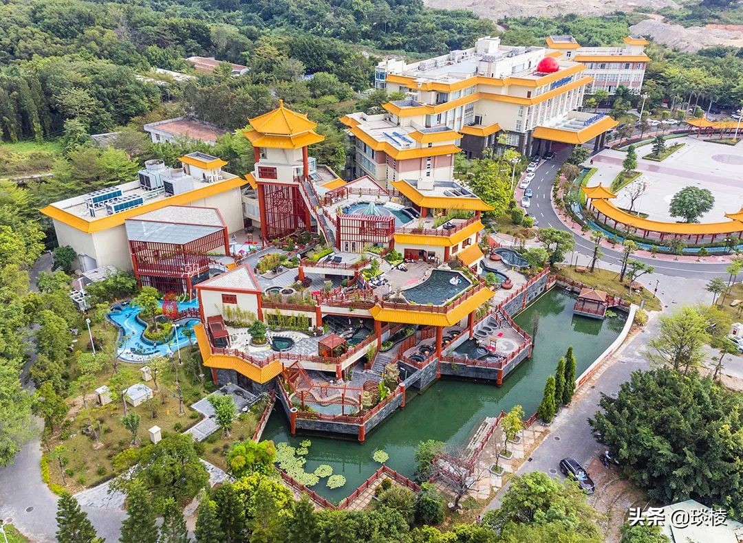 空中也能泡温泉?这个度假村,泡池层层叠叠,竟像梯田一样立体