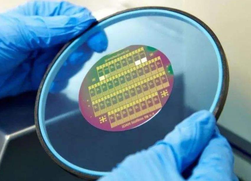 拥抱美国，台积电被坑，进退两难，又转身拥抱中国大陆？