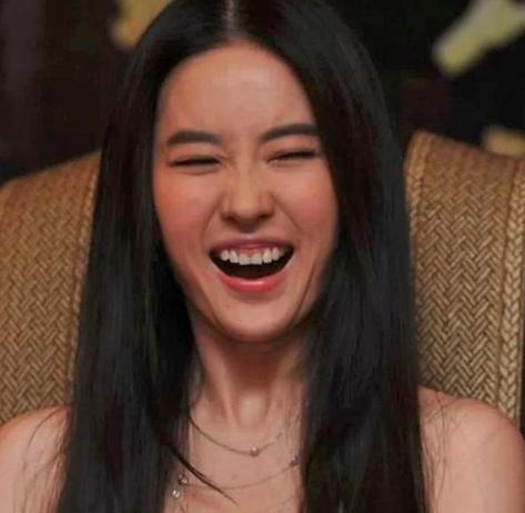 原形毕露！烤瓷牙“抢镜”忒显老，大概早已忘了“美人三分龅”